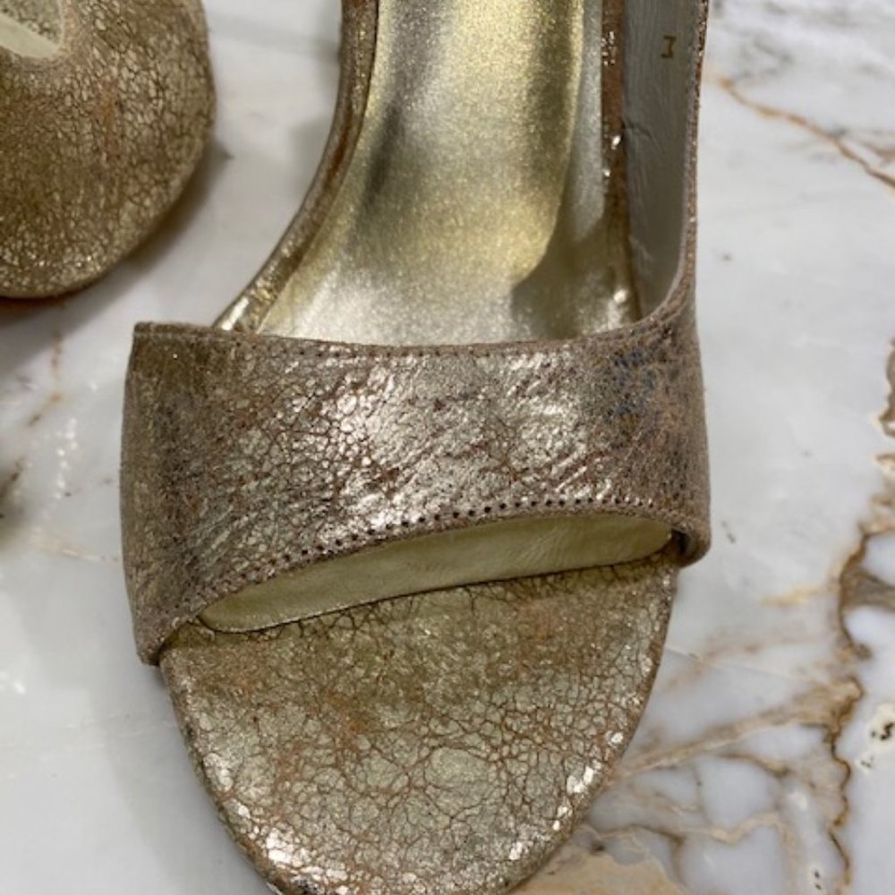 Stuart Weitzman Cracked Gold Leather Sandal Size 8 - Picture 9 of 11